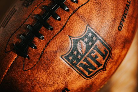 Foto de NUEVA YORK, EE.UU., 11 de septiembre de 2023: Logotipo de bola de cuero de la NFL en alta resolución - Bola oficial de la Liga Nacional de Fútbol - Imagen libre de derechos