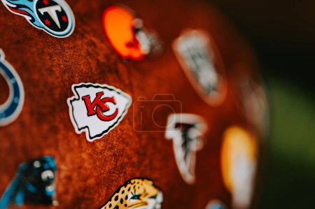 Téléchargez les photos : NEW YORK, États-Unis, 11 SEPTEMBRE 2023 : Logo des Chiefs de Kansas City placé sur la balle de la NFL à partir du cuir. Vue macro détaillée - en image libre de droit