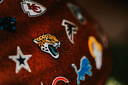Téléchargez les photos : NEW YORK, États-Unis, 11 SEPTEMBRE 2023 : Logo des Jaguars de Jacksonville placé sur la balle de la NFL à partir du cuir. Vue macro détaillée - en image libre de droit