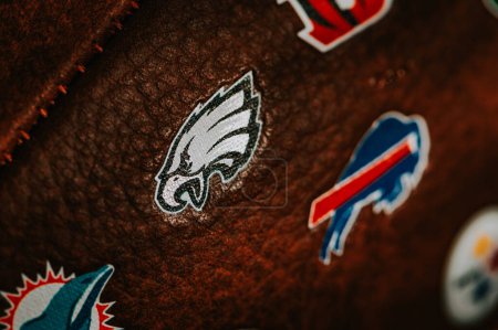 Téléchargez les photos : NEW YORK, États-Unis, 11 SEPTEMBRE 2023 : Logo des Aigles de Philadelphie placé sur la balle de la NFL à partir du cuir. Vue macro détaillée - en image libre de droit