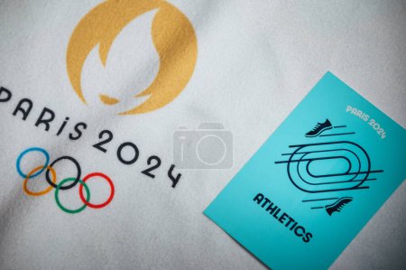 Foto de PARÍS, FRANCIA, ENERO 4. 2024: Atletismo, pista y pictograma de campo para París 24 Juegos en manta blanca con logo oficial del juego olímpico de verano en París 2024 - Imagen libre de derechos