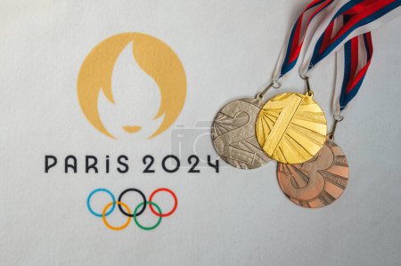 Téléchargez les photos : PARIS, FRANCE, LE 4 JANVIER. 2024 : Jeux olympiques d'été de Paris 2024 : Vitrine de couverture blanche avec médailles d'or, d'argent et de bronze avec logo officiel - en image libre de droit
