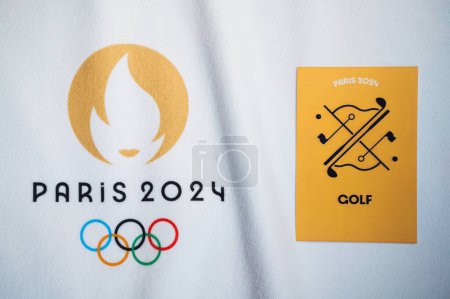 Foto de PARÍS, FRANCIA, ENERO 4. 2024: Pictograma de golf para París 24 Juegos en manta blanca con logo oficial del juego olímpico de verano en París 2024 - Imagen libre de derechos
