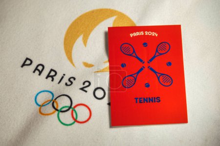 Foto de PARÍS, FRANCIA, ENERO 4. 2024: París 2024: Pictograma de tenis sobre una manta blanca con el logotipo de los Juegos Olímpicos de Verano - Imagen libre de derechos