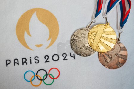 Foto de París, Francia, diciembre. 4. 2023: Logotipo del juego olímpico de verano en París 2024 y medalla ganadora. Medalla de oro y bronce. Fondo blanco. - Imagen libre de derechos