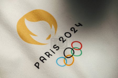 Foto de PARÍS, FRANCIA, ENERO 4. 2024: Logotipo de los Juegos Olímpicos de París 2024 presentado contra un fondo blanco limpio - Imagen libre de derechos