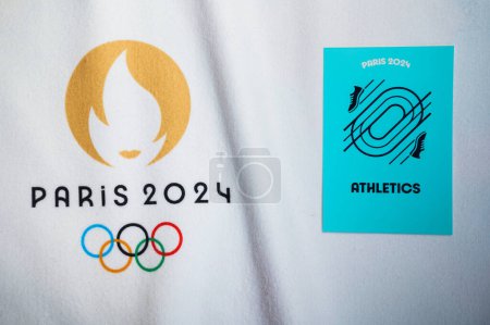 Foto de PARÍS, FRANCIA, ENERO 4. 2024: Juegos Olímpicos de París 2024: Escaparate de atletismo, pista y pictograma de campo con emblema oficial - Imagen libre de derechos