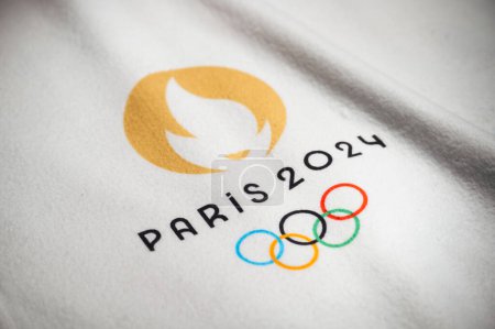 Foto de París, Francia, 14 de diciembre. 2023: Logo oficial del juego olímpico de verano en París 2024, fondo blanco - Imagen libre de derechos