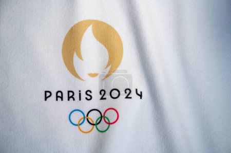 Foto de PARÍS, FRANCIA, ENERO 4. 2024: Juegos Olímpicos de París 2024 Logo oficial sobre fondo blanco - Imagen libre de derechos