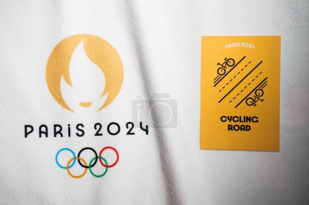 Foto de PARÍS, FRANCIA, ENERO 4. 2024: Juegos Olímpicos de París 2024, Pictograma de ciclismo de carretera sobre manta blanca con logotipo oficial - Imagen libre de derechos