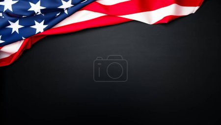 Foto de Bandera Americana y pizarra negra como espacio de edición para tu título. Foto conceptual para las elecciones presidenciales de Estados Unidos - Imagen libre de derechos