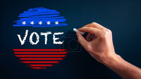 Téléchargez les photos : Écris à la main sur le tableau noir de l'école Voter avant l'élection présidentielle américaine 2024 - en image libre de droit