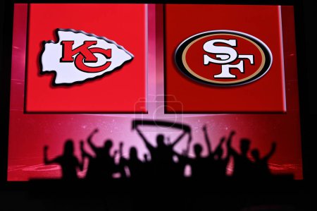 Foto de LAS VEGAS, NEVADA, USA, 29 DE ENERO DE 2024: Silueta de Aficionados apoyando equipos en el Super Bowl LVIII, el 58º Super Bowl, Kansas City Chiefs vs. Los 49ers de San Francisco en el estadio Allegiant. Finales de la NFL - Imagen libre de derechos