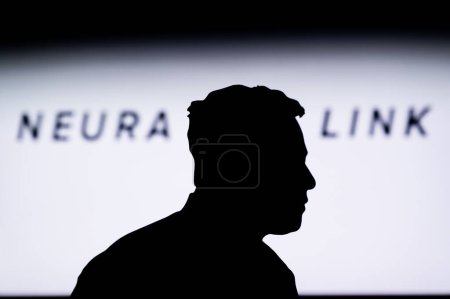 Foto de CALIFORNIA, EE.UU., 30. ENERO 2024: El logotipo de la compañía de Neuralink presenta una silueta del empresario Elon Musk, la empresa que primero implantó un chip en el cerebro humano - Imagen libre de derechos