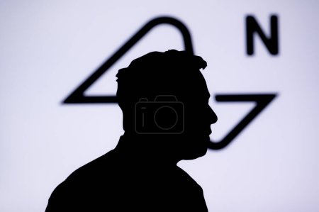 Téléchargez les photos : CALIFORNIE, États-Unis, 30. JANVIER 2024 : Le logo de la société Neuralink présente une silhouette de l'homme d'affaires Elon Musk, la société qui a implanté une puce dans le cerveau humain - en image libre de droit