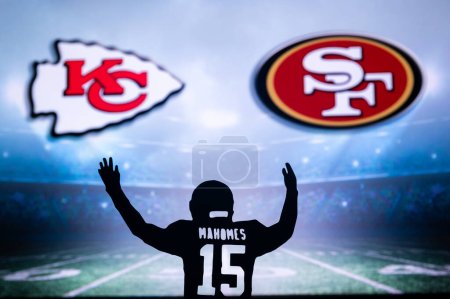 Foto de LAS VEGAS, NEVADA, Estados Unidos, 29 de enero de 2024: Patrick Mahomes silhouette Super Bowl LVIII, the 58th Super Bowl, Kansas City Chiefs vs. Los 49ers de San Francisco en el estadio Allegiant. Finales de la NFL, - Imagen libre de derechos