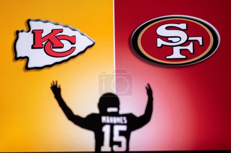 Foto de LAS VEGAS, NEVADA, Estados Unidos, 29 de enero de 2024: Patrick Mahomes silhouette Super Bowl LVIII, the 58th Super Bowl, Kansas City Chiefs vs. Los 49ers de San Francisco en el estadio Allegiant. Finales de la NFL, - Imagen libre de derechos