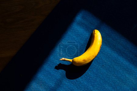 Foto de Banano iluminado que adorna la encimera de la cocina - Imagen libre de derechos