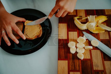 Téléchargez les photos : Commencez bien votre journée : petit déjeuner riche en nutriments avec une banane et des tranches de pain frais - en image libre de droit