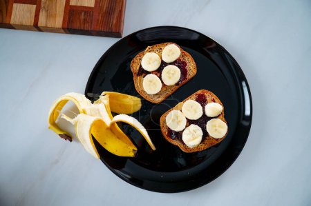 Délice du matin : Un petit déjeuner sain avec banane et pain grillé, rempli de nutriments et de fibres