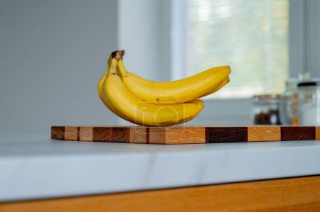 Foto de La luz natural del sol agrada la cocina, destacando un plátano solitario - Imagen libre de derechos