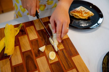 Essentielles zum Frühstück: Ein Teller mit einer Banane und nahrhaftem Vollkornbrot