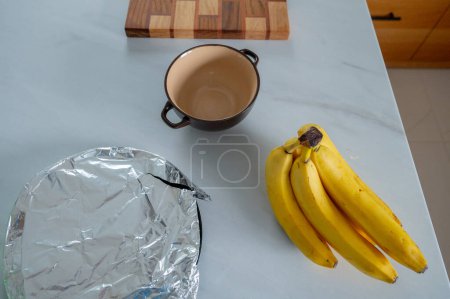 Inicio vibrante: El plátano, la leche y la granola crean una comida colorida y nutritiva