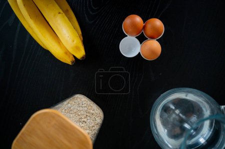 Téléchargez les photos : Bonté maison : Une scène de cuisine pour faire cuire le pain de banane joie - en image libre de droit