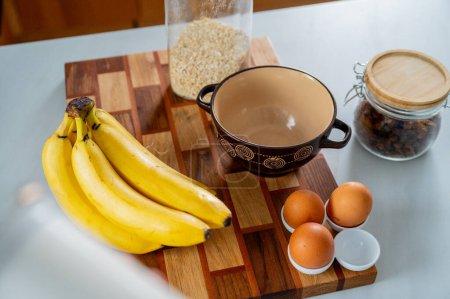 Foto de De la cocina a la mesa: El viaje de elaboración de delicias de pan de plátano - Imagen libre de derechos