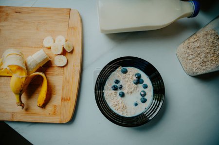 Téléchargez les photos : Bonté ensoleillée : Un ensemble petit déjeuner avec banane et pain, source de vitamines et de fibres - en image libre de droit