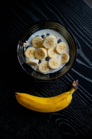Téléchargez les photos : Délice du matin : Un ensemble de bananes, de yaourts et de granola pour un départ sain - en image libre de droit