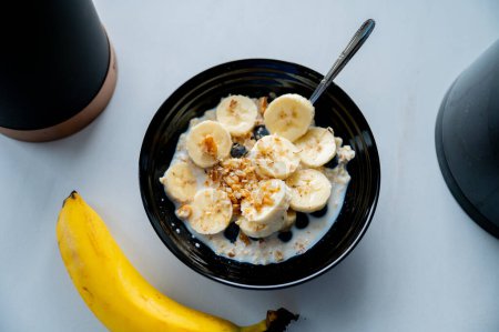 Bananen und Milch und Haferflocken, frisches gesundes, nahrhaftes Frühstück voller Vitamine und Ballaststoffe