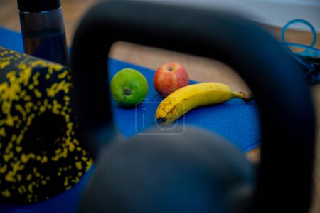 Uvas, frutos secos y un bloque de yoga en la esterilla de ejercicio. Aumento de nutrientes para una sesión de acondicionamiento físico consciente