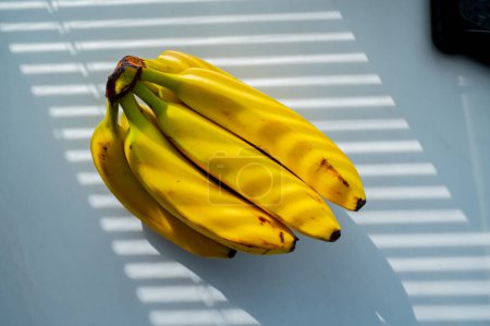 Téléchargez les photos : Esthétique de la cuisine : une banane scintillante à la lumière du jour - en image libre de droit