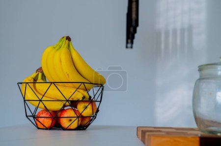 Un bol en verre sur le comptoir de la cuisine berce une banane en plein jour