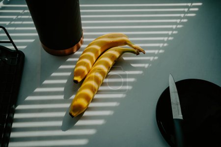 Foto de Resplandor natural muestra un plátano en la mesa de la cocina - Imagen libre de derechos