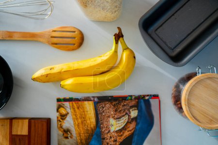 Téléchargez les photos : Ambiances de coin cuisson : Préparez-vous à cuire avec un chef-d'œuvre de pain de banane - en image libre de droit