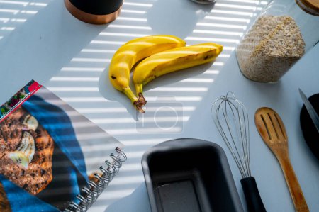 Téléchargez les photos : Tableau de cuisine éclairée avec une banane comme point focal - en image libre de droit