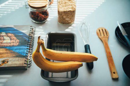 Foto de Lo esencial para hornear en un mostrador de cocina: Ingredientes para un pan de plátano perfecto. - Imagen libre de derechos