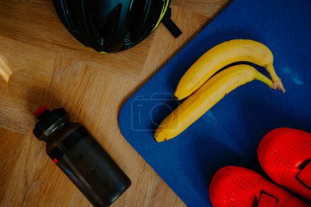 Foto de Plátano preparado antes de salir para el entrenamiento de ciclismo. La fruta sirve como fuente de energía - Imagen libre de derechos