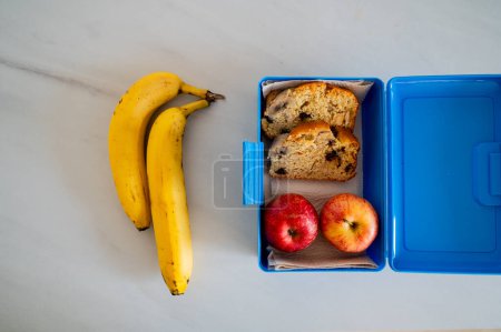 Plátano, manzanas y pan de plátano listos para la escuela o el trabajo