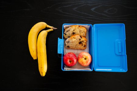 Foto de Envuelva un bocadillo con plátano, manzanas y pan de plátano para la escuela o el trabajo - Imagen libre de derechos
