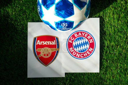 Foto de París, Francia, marzo. 16. 2024: Arsenal F.C. (ENG) vs. Bayern Munich (GER). Cuartos de final de la UEFA Champions League 2024 en Europa. Logotipo de los equipos y balón de fútbol oficial en hierba verde - Imagen libre de derechos