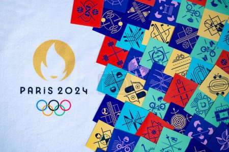 Téléchargez les photos : PARIS, FRANCE, 26 MARS 2024 : L'emblème officiel des Jeux Olympiques d'été de Paris 2024 associé à un pictogramme représentant tous les sports olympiques - en image libre de droit