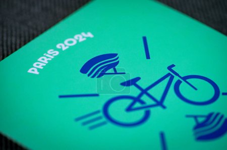 Téléchargez les photos : PARIS, FRANCE, 26 MARS 2024 : Pictogramme vélo de montagne pour les Jeux Olympiques d'été de Paris 2024. Icône officielle du sport aux Jeux Olympiques de Paris 24 - en image libre de droit