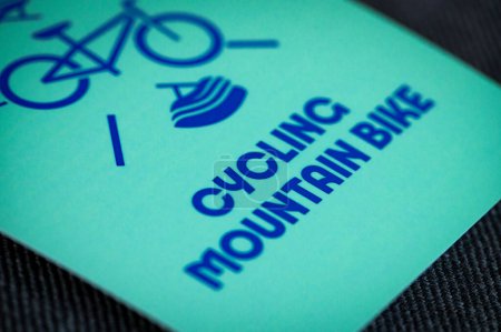 Foto de PARÍS, FRANCIA, 26 DE MARZO DE 2024: Ciclismo pictograma de bicicleta de montaña para los Juegos Olímpicos de verano de París 2024. Icono oficial del deporte en los Juegos Olímpicos de París 24 - Imagen libre de derechos