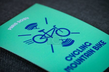 Foto de PARÍS, FRANCIA, 26 DE MARZO DE 2024: Ciclismo pictograma de bicicleta de montaña para los Juegos Olímpicos de verano de París 2024. Icono oficial del deporte en los Juegos Olímpicos de París 24 - Imagen libre de derechos