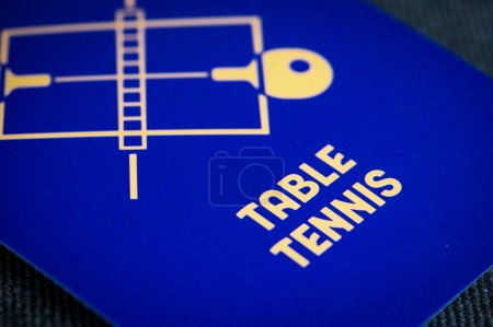 Foto de PARÍS, FRANCIA, 26 DE MARZO DE 2024: Pictograma de tenis de mesa para las olimpiadas de verano de París 2024. Icono oficial del deporte en los Juegos Olímpicos de París 24 - Imagen libre de derechos