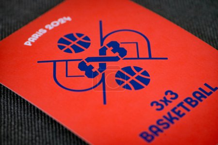 Foto de PARÍS, FRANCIA, 26 DE MARZO DE 2024: Pictograma de baloncesto 3x3 para las olimpiadas de verano de París 2024. Icono oficial del deporte en los Juegos Olímpicos de París 24 - Imagen libre de derechos