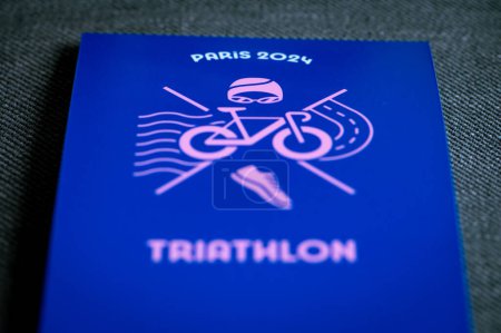 Téléchargez les photos : PARIS, FRANCE, 26 MARS 2024 : Pictogramme de triathlon pour les Jeux olympiques d'été de Paris 2024. Icône officielle du sport aux Jeux Olympiques de Paris 24 - en image libre de droit